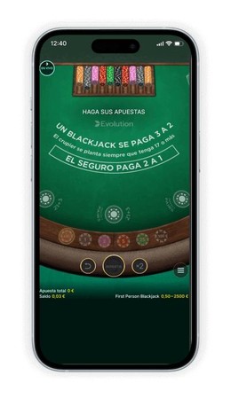 Skrini ya simu inaonyesha mchezo wa blackjack wa mtandaoni wenye meza ya kijani na chaguo za dau.