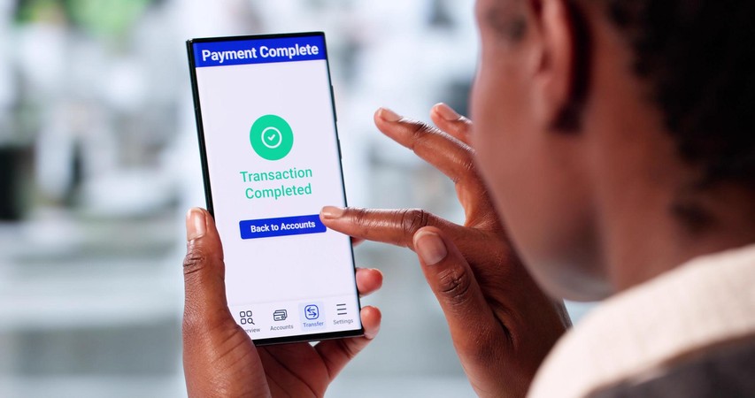 Simu inaonyesha ujumbe wa transaction completed baada ya malipo au uhamisho kukamilika kwa mafanikio.