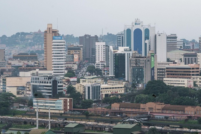 Mwonekano wa eneo la biashara la jiji la Afrika wenye majengo ya ofisi, benki na barabara kuu.