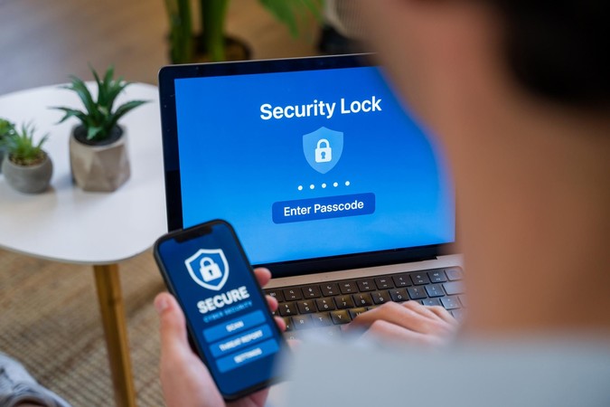 Simu na kompyuta vinaonyesha ukurasa wa Security Lock na sehemu ya Enter Passcode, zikisisitiza usalama wa akaunti.
