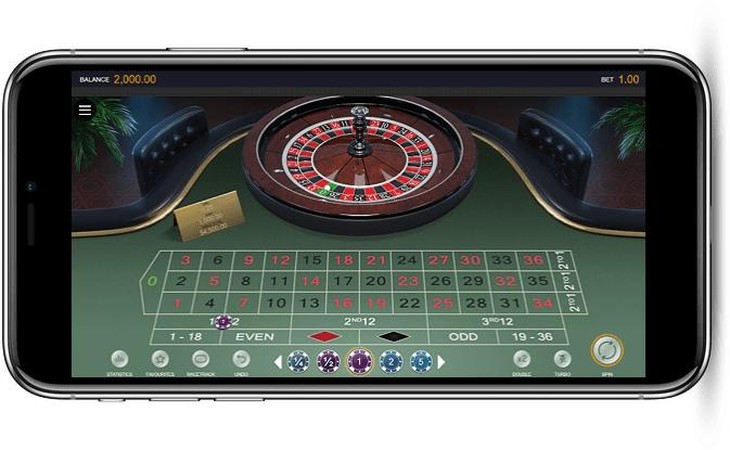 Picha ya mchezo wa roulette wa casino kwenye skrini ya simu, ikiwa na meza ya kubashiria na gurudumu la roulette.