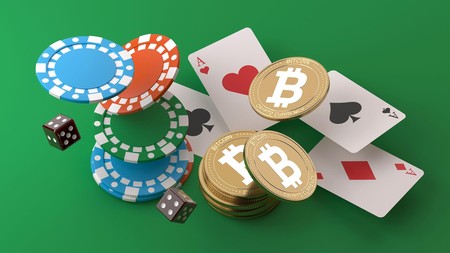 Mchoro wa sarafu za Bitcoin, kadi za kucheza, kete na chipsi za kasino juu ya mandhari ya kijani.